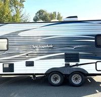 Comfortable Lightweight Camper with Queen Bed, Sleeps 3