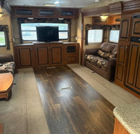 2011 Jayco Eagle 330RLTS BIG LIVING ROOM!
