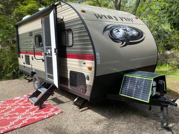 2019 20WP Queen w/single bunks easy tow 3000lb