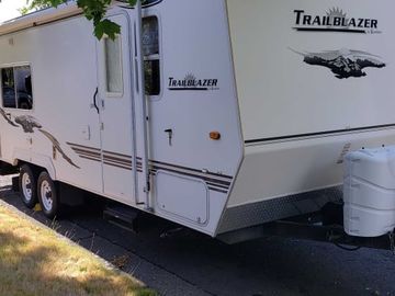 Budget friendly RV sleeps 4 adults or 2 adults and 2-3 children