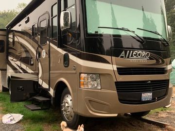 Surprisingly Luxurious-- 2016 Tiffin Allegro Starlink Included.