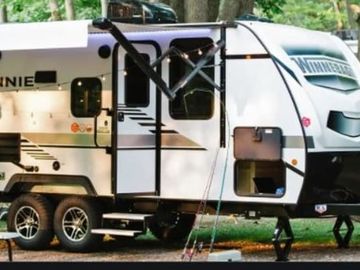 Spotless Winnebago Micro Minnie with Bunks!
