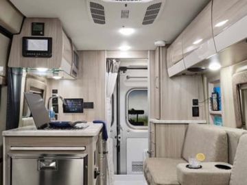 Amazing Compact 18’ RV (Full Bath & Kitchen)