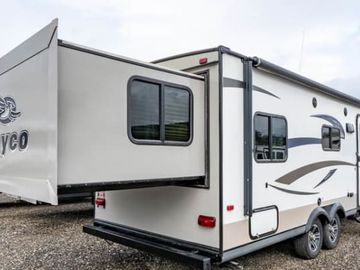 Laura's 2015 Jay Feather Ultra Lite X254 (Rear King Slide, Quad Bunks)