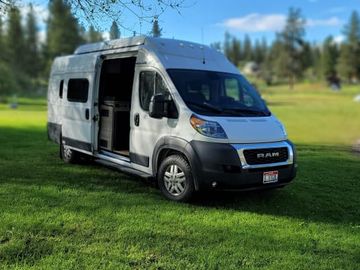 Vanna White 2021 Winnebago Solis PX Class B
