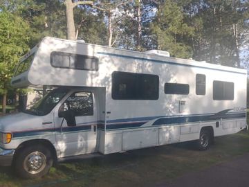 1996 Fleetwood by Tioga 29' Class C RV Dogs allowed!