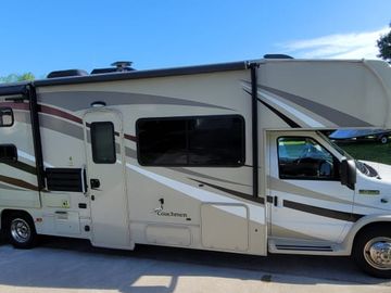 Great 2017 Class C RV Motorhome, Miles Included, Sleeps 11