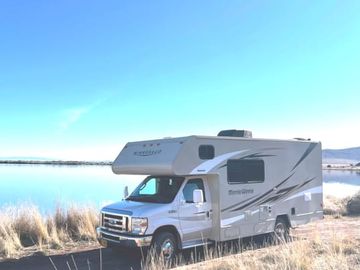 Spacious & Easy to Drive Fully Loaded Worry Free 2016 Minnie Winnie