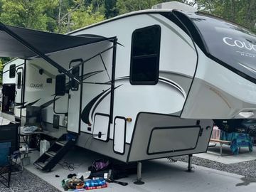 2021 Keystone RV bath and a half!
