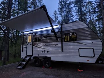 Cozy Couples Camper Near Glacier National Park. Pet Friendly!