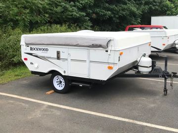 Lightweight Popup with All Essentials! Small but Spacious! 2010 Rockwood