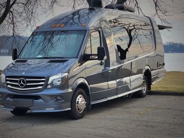 WOW! Shrimpy the jaw-dropping van. --Milwaukee-