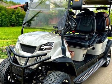 RV Queen's 2023 Venom 6 Seater Golf Cart