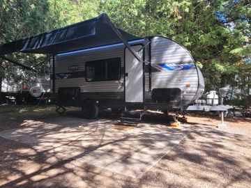 Honey Bee - NEW 2022 Salem Family Bunkhouse #choosehappytrails