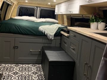 "Lenny" - Ford Passenger E-350 Extended Campervan