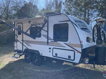2021 20' Winnebago Minnie Winnie 1708FB Winnebago luxury in a compact size!
