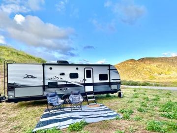 Experience Adventure in this Luxurious 2023 Jayco Jay Flight Trailer!