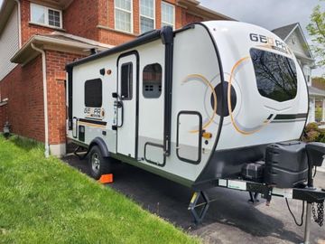 **FALL SPECIAL $99/NIGHT** GeoPro 19FD — Lightweight, Modern, and Cozy!