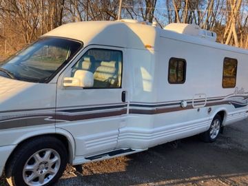 1998 Winnebago Rialta, a good classic. Comfortable interior,  nice to drive