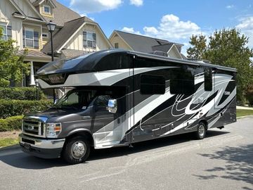'Maverick' Sleeps 8! Loaded with Comfort Amenitites + Grill Included