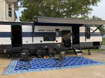 *BRAND NEW* 2023 Forest River Cherokee Grey Wolf