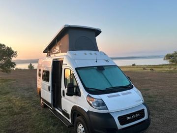 2022 Winnebago Solis w/ sofa and pop top