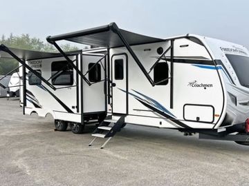 Coachmen RV Freedom Express 326BHDSLE - 2 BR 1.5BA - Penthouse on Wheels