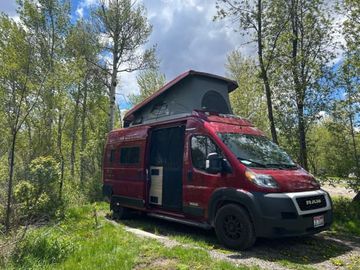 PJ’s 2022 Winnebago Solis 59P with rooftop AC