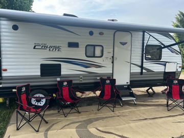 Spacious 2019 Forest River Salem Cruise Lite