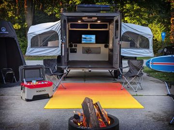 Small Trailer with Big Space and Outdoor Kitchen Sleeping 4