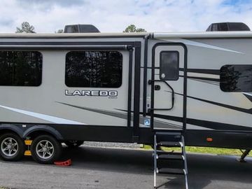 "The Luxe Laredo" - Keystone Laredo 332BH