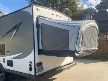 Lightweight 24’ Jayco Feather - Sleeps 7, Family Ready!