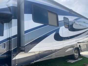 32ft Luxury RV-Kid and Pet Approved! Just bring your clothes and toiletries