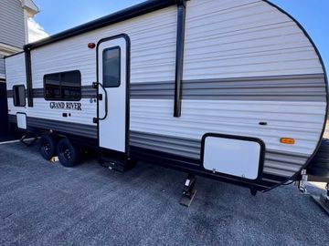Luxury 2025 Grand River Bunkhouse | Sleeps 6, Pet-Friendly, Easy Tow