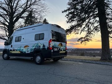 Bucket List Breeze 2021 Winnebago Solis 59P