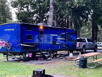 2021 Stratus 28 ft BUNK HOUSE Travel Trailer