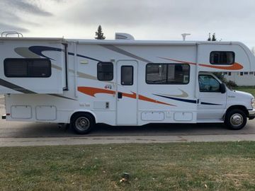 Little Missy's Forest River Sunseeker 2700DS Class C