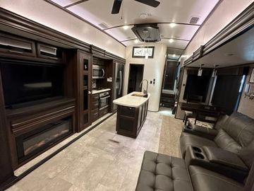 Luxury 42ft 5th Wheel!