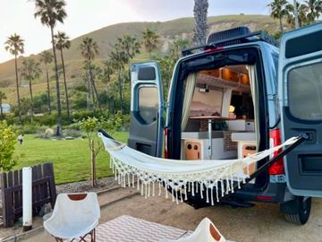 *Zona* 4x4, UNLIMITED MILES + Hitch Hammock, Paddle Boards and Projector!