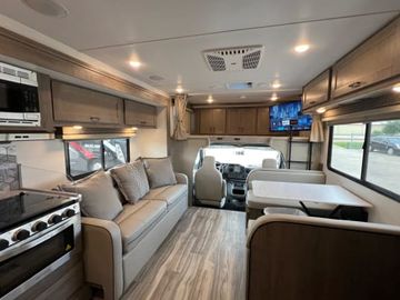RV Queen's Bunk House!!! Sleeps 8! "Lilly"