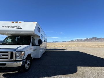 Thor Majestic 28' Motorhome - Class C RV