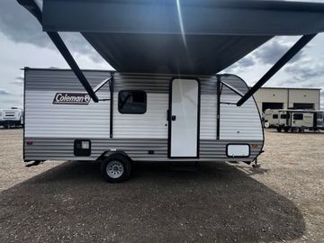 Cozy & Loaded 21.5’  SUV towable trailer - Sleeps 5 with A/C, Fireplace