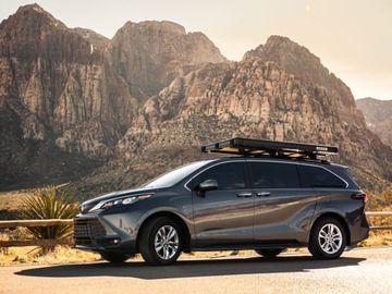 2025 Toyota Sienna XLE w/ Rooftop Tent