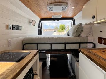 THE GETAWAY – Custom Built Van | Solar, Kitchen, Dreamy Mattress