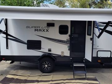 Family Fun on the Go – 17' Travel Trailer with All the Essentials!