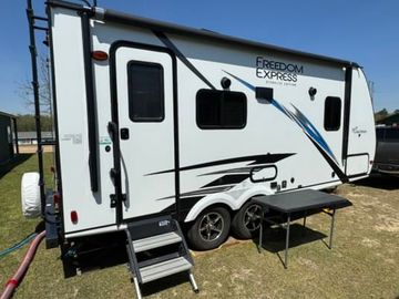Coachmen Freedom Express- Lightweight & Easy To Tow