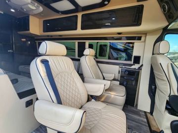 ULTIMATE TOYS LUXURY RV 10 PAX FULLY LOADED BATH/KITCHEN/ENTERTAIN