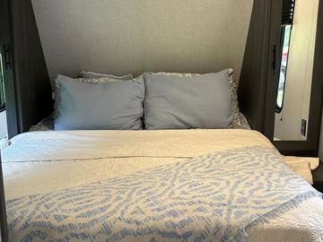 Cozy Lake Camper