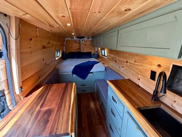 Nomad’s Paradise: Elegant Rolling Oasis with Cozy Comfort +Wifi