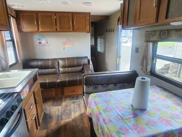 Comfy 28ft 2018 Keystone Springdale Camper